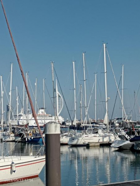 Beautiful Marina Apartment with private garden, flexible bedrooms with zip & link beds
